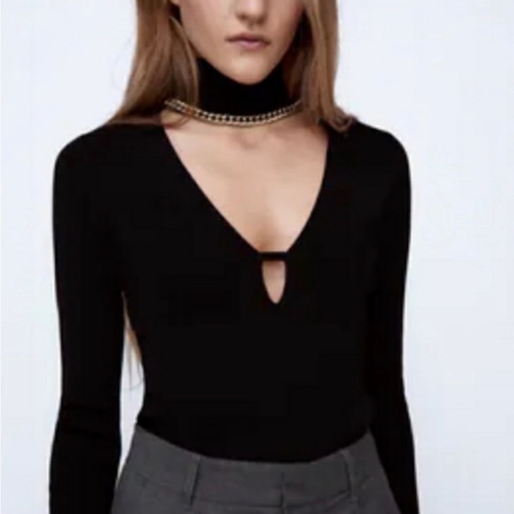 Black sweater with chain